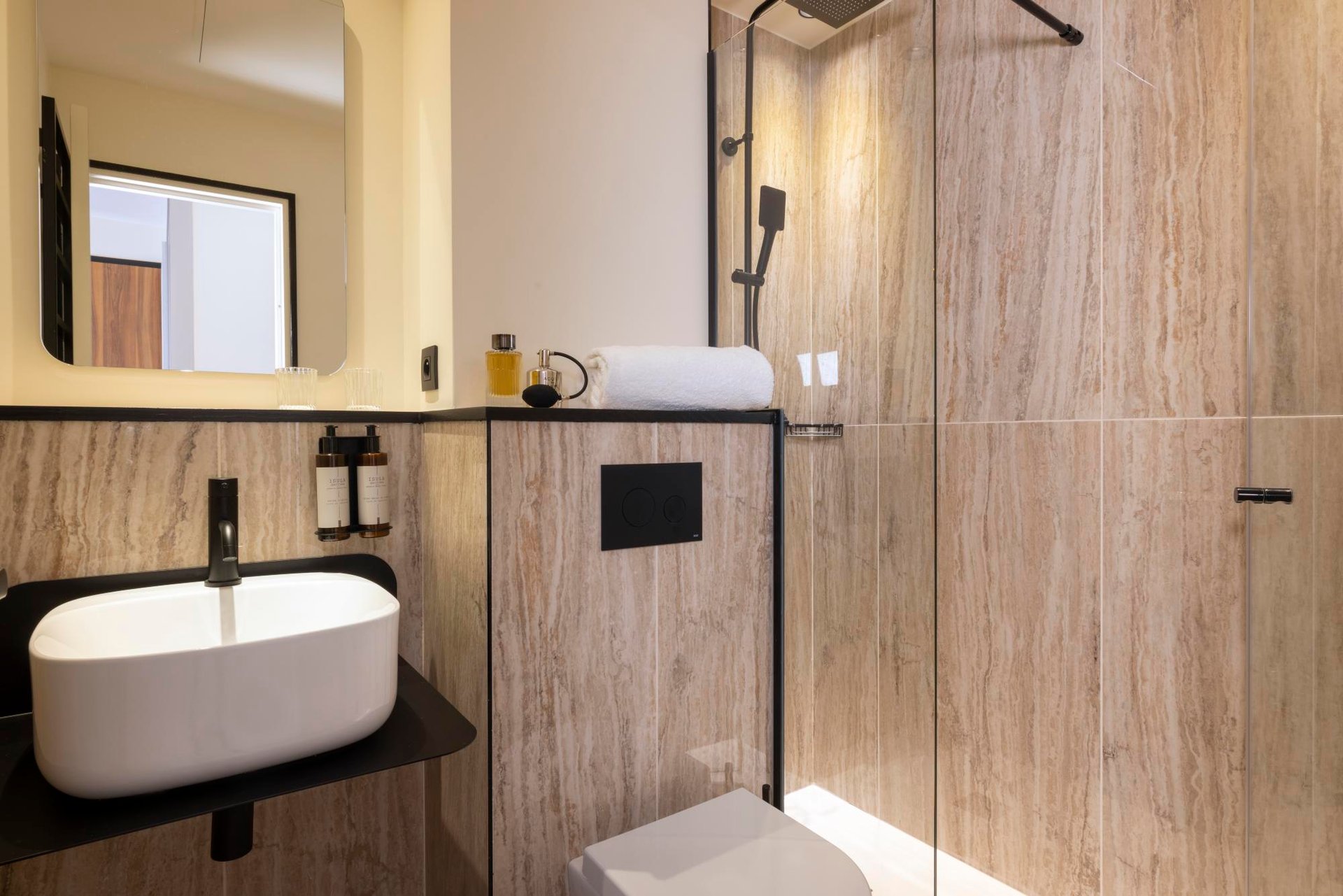 Hotel Toujours Deluxe Room Bathroom